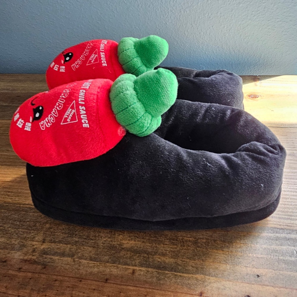 Women's Sriracha Hot Chili Sauce Slippers Plush Cozy Indoor Shoes S/M 4-7 - Picture 4 of 7